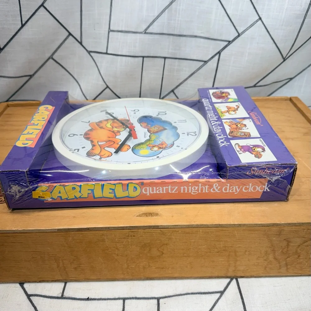 Vintage‎ Garfield Sunbeam Quartz Night/Day Analog Wall Clock NOS Sealed UNTESTED